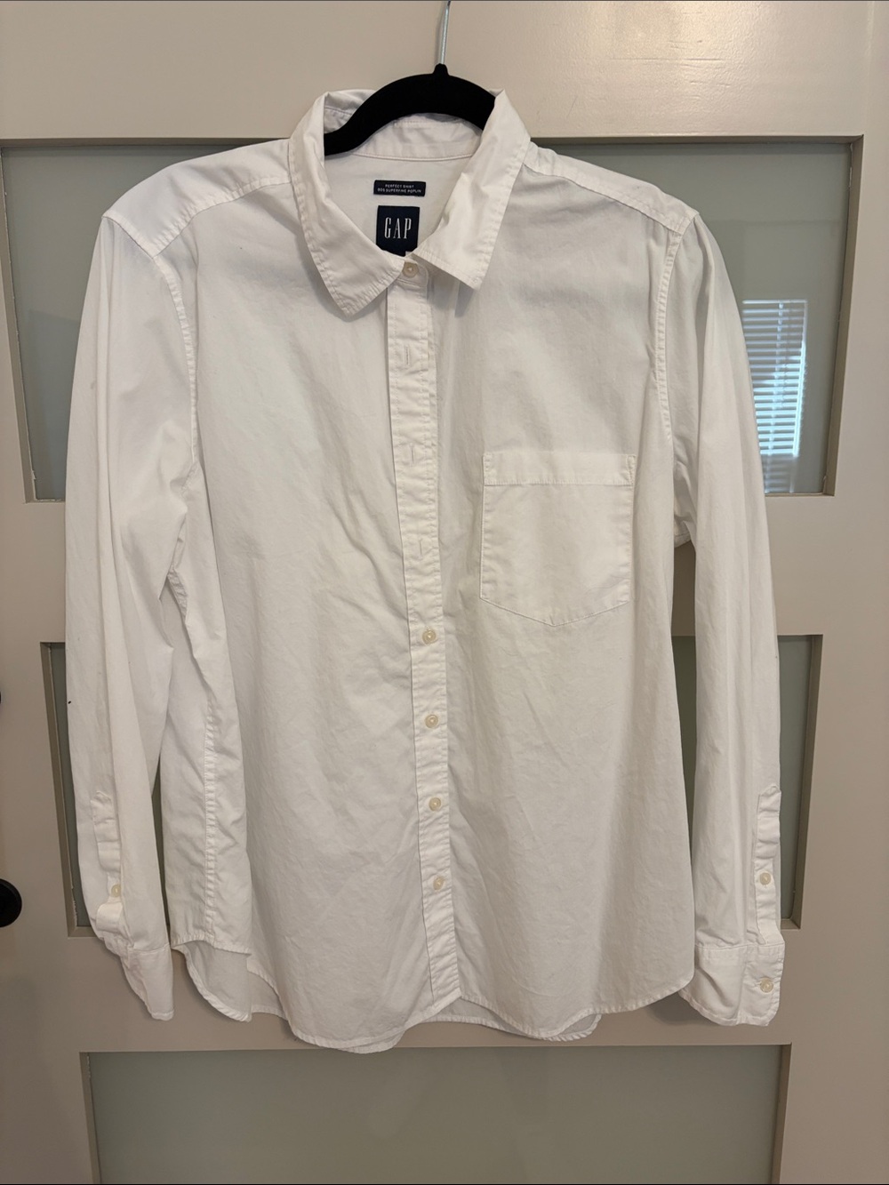 GAP Womenโs White Button-Down Shirt